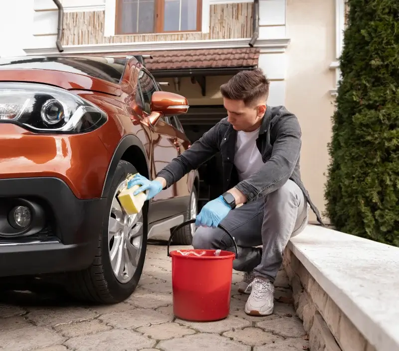 Lavage auto à domicile Chaumont-en-Vexin : professionnel intervenant sur un véhicule
